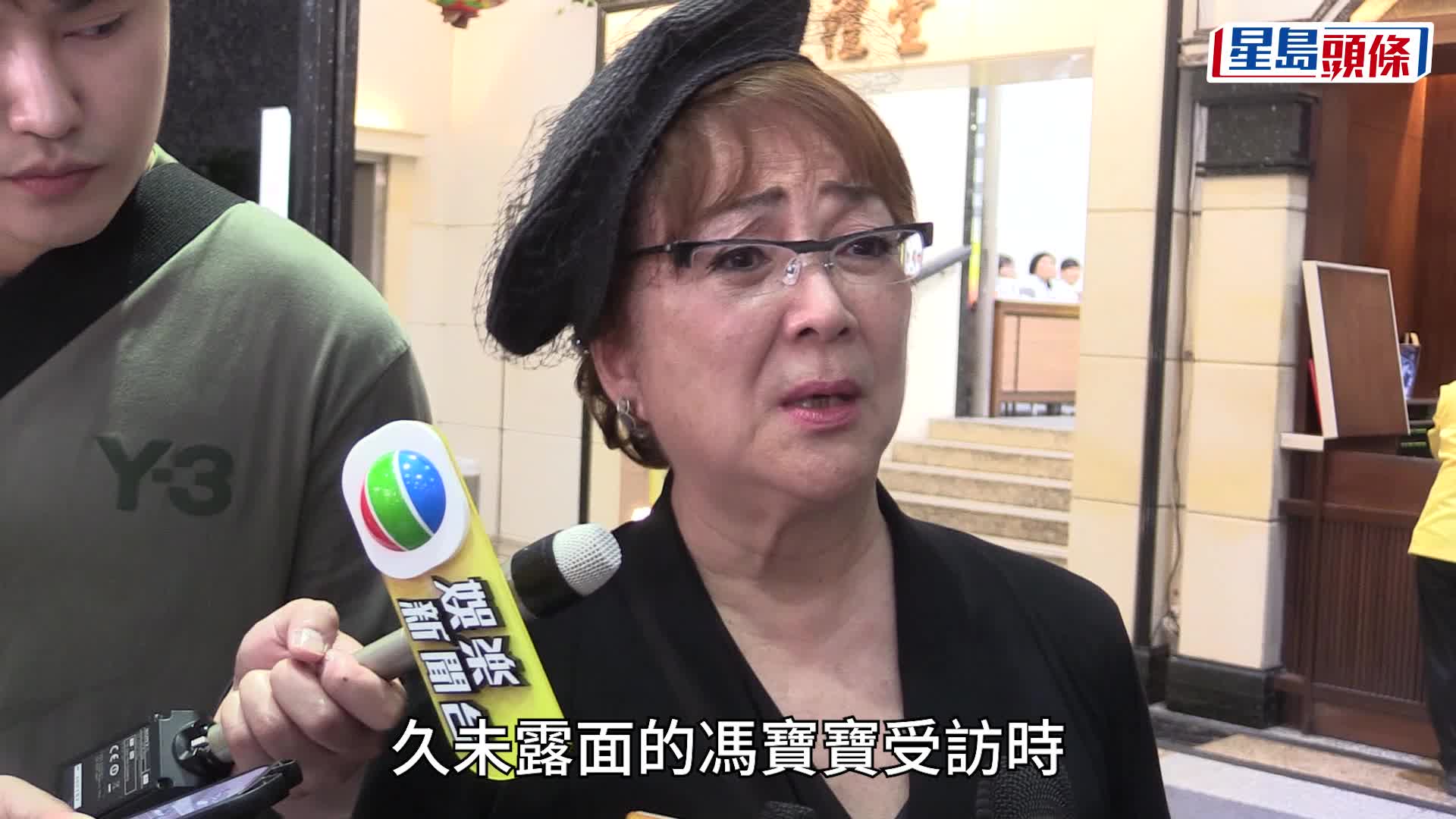 唐佳雪妮今日出殯兒子罕公開露面 捧父母遺照步出殯儀館神情哀傷