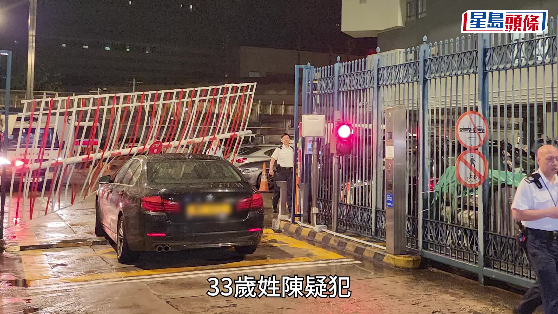 屯門警署近震寰路一側車閘被撞毀。