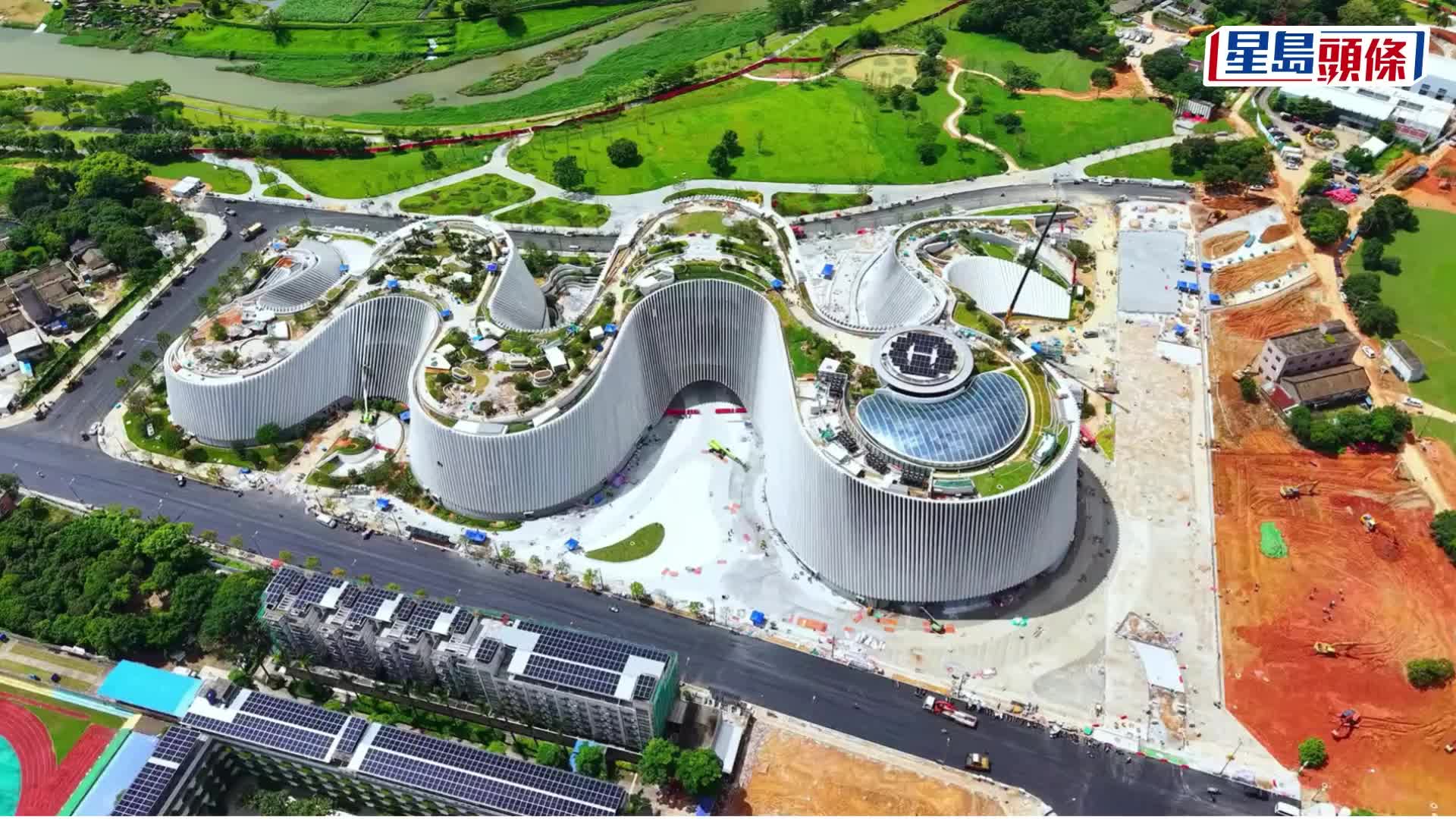 深圳自然博物館，整座博物館的鋼結構曲線曼妙，設計靈感源自蜿蜒流轉的坪山河潮起潮落之姿。