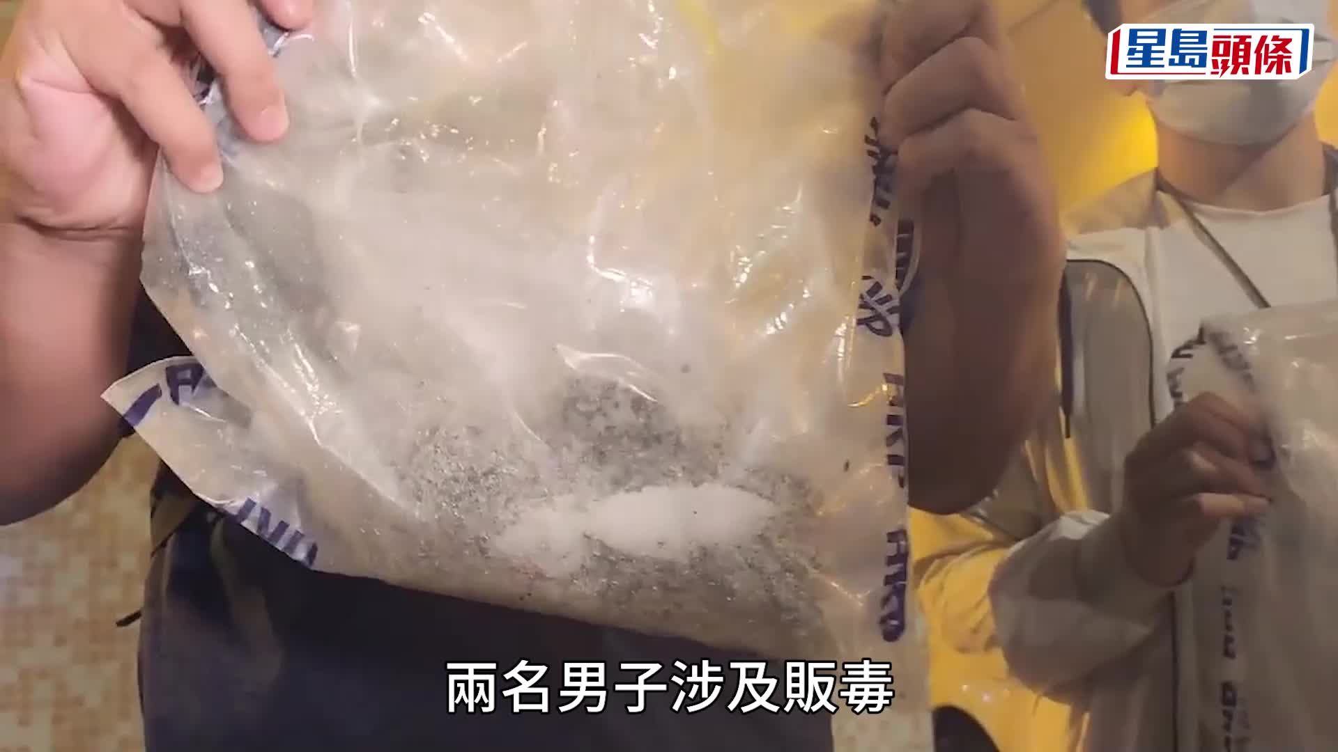 其中一名非華裔男子被捕後，在警車上接受調查。黎志偉攝