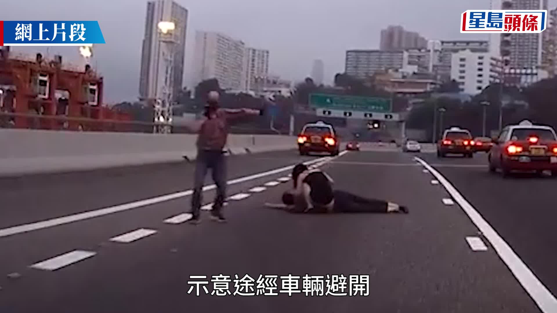 肇事的士停在路旁待查。蔡楚輝攝