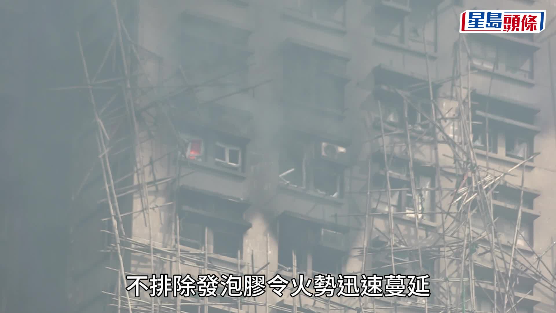 警方到工程公司位於新蒲崗的辦公搜證，帶走一名被捕人。蔡楚輝攝