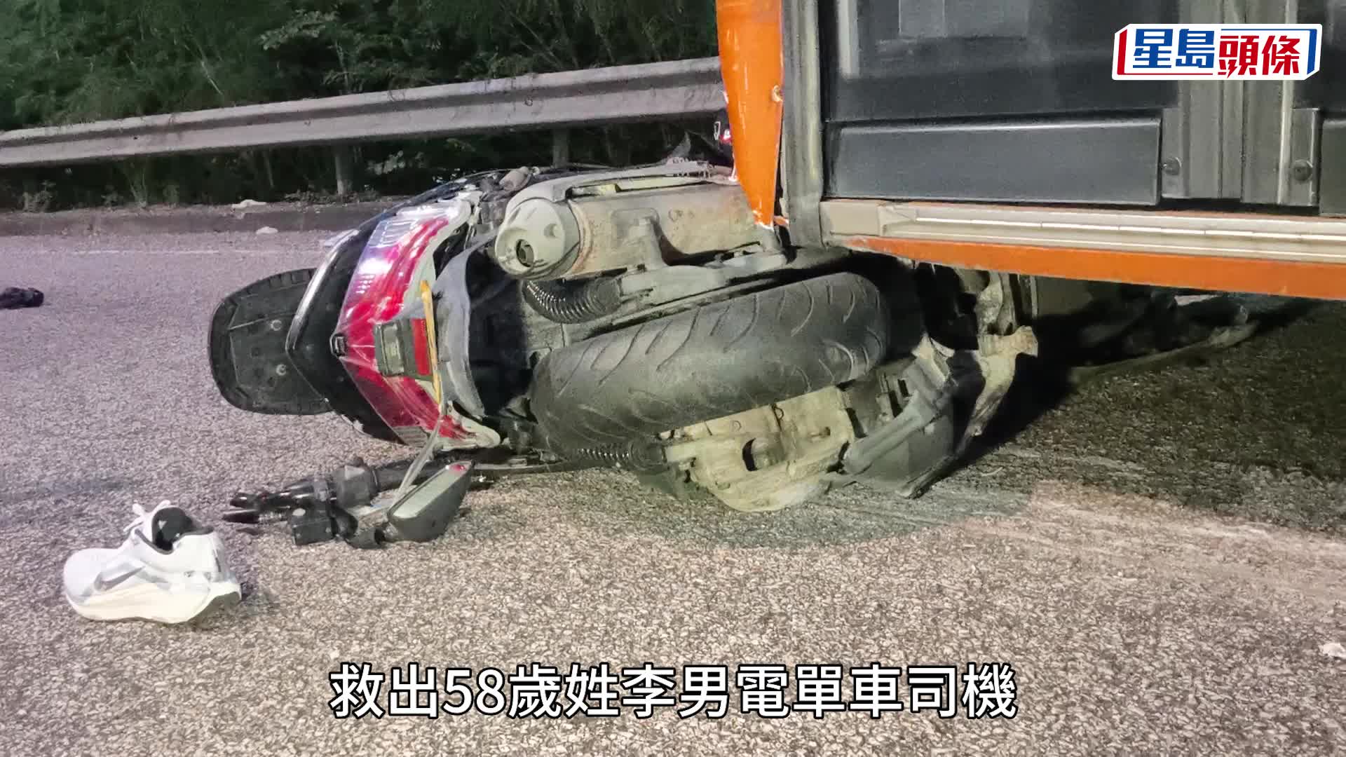 東涌電單車捱撞捲九巴車底 鐵騎士遭拖行重創昏迷 60歲車長被捕