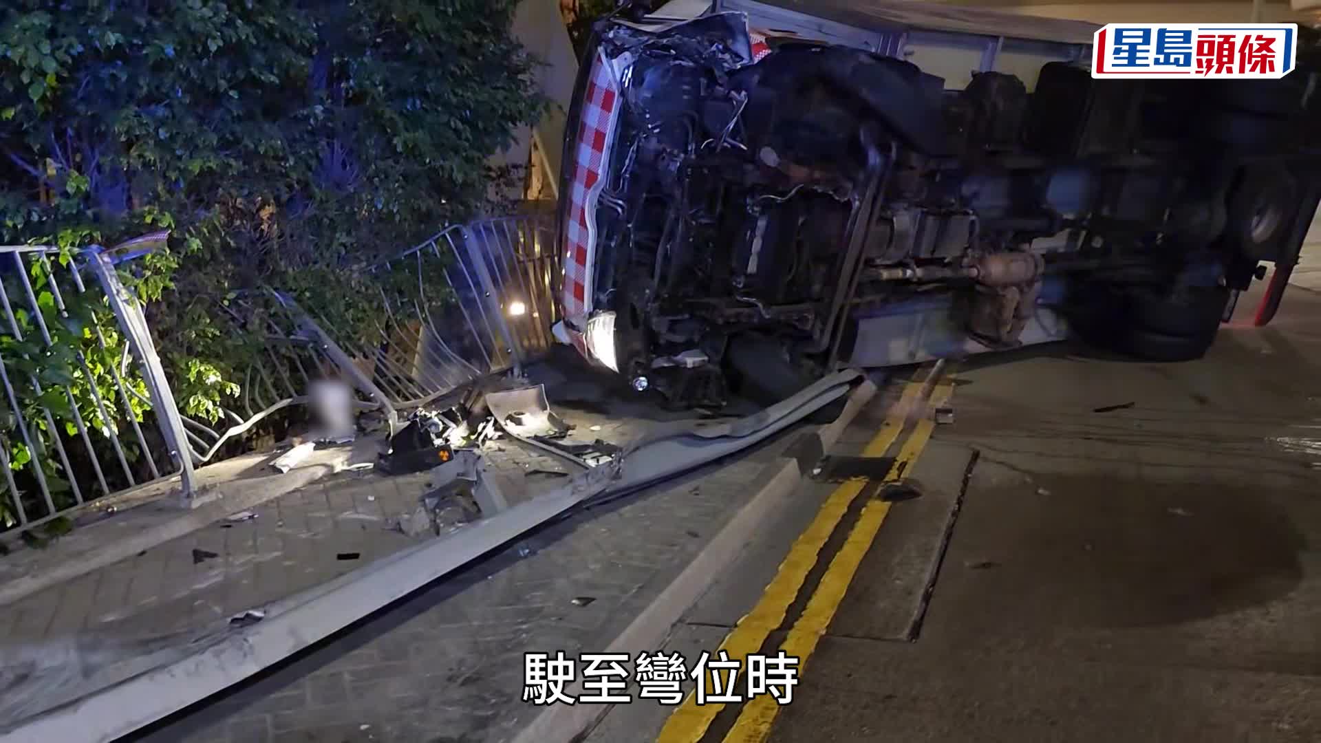 紅磡麵包貨車疑天雨路滑自炒，司機一度被困受傷送院。黎志偉攝