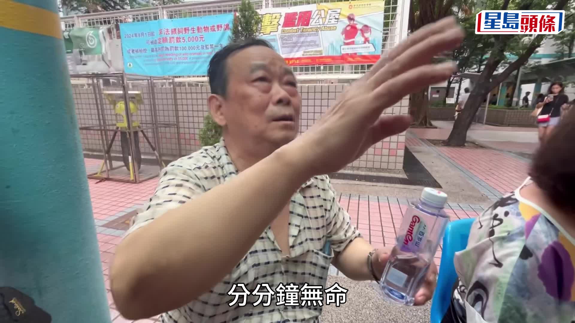 單位噴熊熊烈火，街坊莊先生講述逃生經過。楊偉亨攝