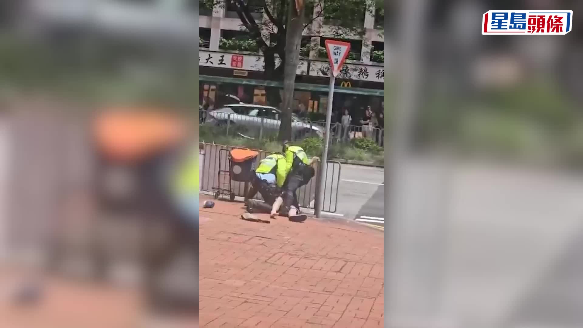 有片｜屯門公路司機講電話遇查 企圖逃跑被制服 警揭車輛被通緝兼藏毒