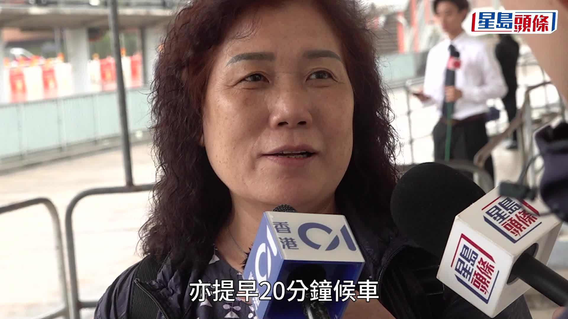 中午12點後，港鐵紅磡站內人頭湧湧，不少打工仔在閘機前排隊。盧江球攝