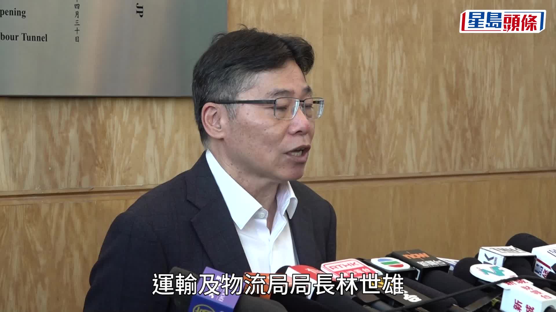 西隧早上車流增加。歐樂年攝